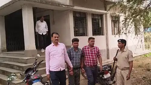 बिहार के नवादा में निगरानी विभाग ने की कार्रवाई, राजस्व कर्मचारी को 20 हजार रुपये रिश्वत लेते रंगे हाथ पकड़ा