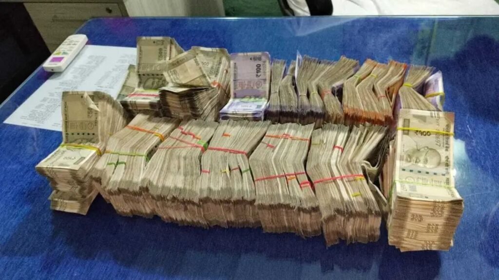 राजधानी पटना के कदमकुआं में झारखंड नंबर की गाड़ी से 25 लाख कैश और शराब बरामद, तीन गिरफ्तार।