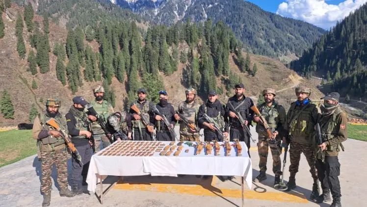 जम्मू-कश्मीर के कुपवाड़ा में सुरक्षा बलों ने आतंकवादी ठिकाने का किया भंडाफोड़