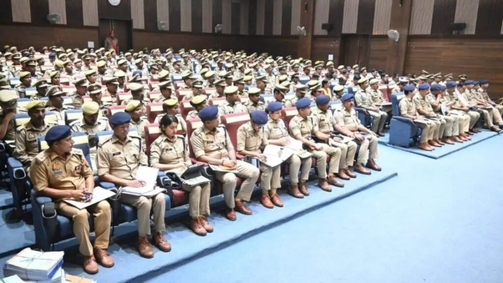 उत्तर प्रदेश में 11 सब इंस्‍पेक्‍टर सह‍ित 16 पुलिसकर्मी सस्‍पेंड, सैनिक सम्मेलन में पुलिस कमिश्नर ने दिया आदेश