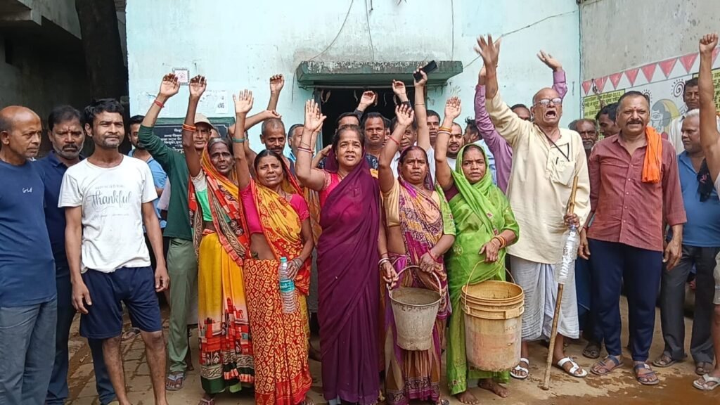 पटना सिटी: हरनाहा टोला में पानी का हाहाकार, लोगों ने दी सड़क जाम की चेतावनी