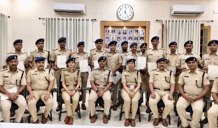 पटना पुलिस ने गंभीर अपराधों के त्वरित खुलासे पर अधिकारियों-कर्मियों को किया सम्मानित