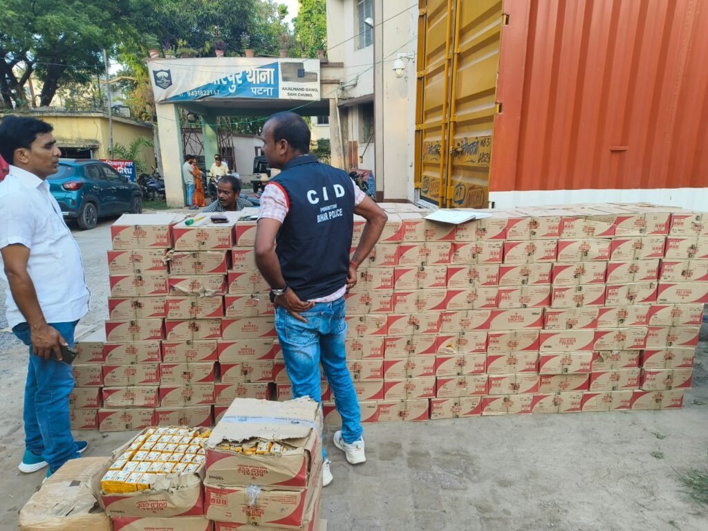 बिहार पुलिस की बड़ी कार्रवाई: बख्तियारपुर में ट्रक से पकड़ी गई लगभग 3000 लीटर विदेशी शराब, अंतर्राज्यीय शराब माफिया गिरोह का पर्दाफाश!