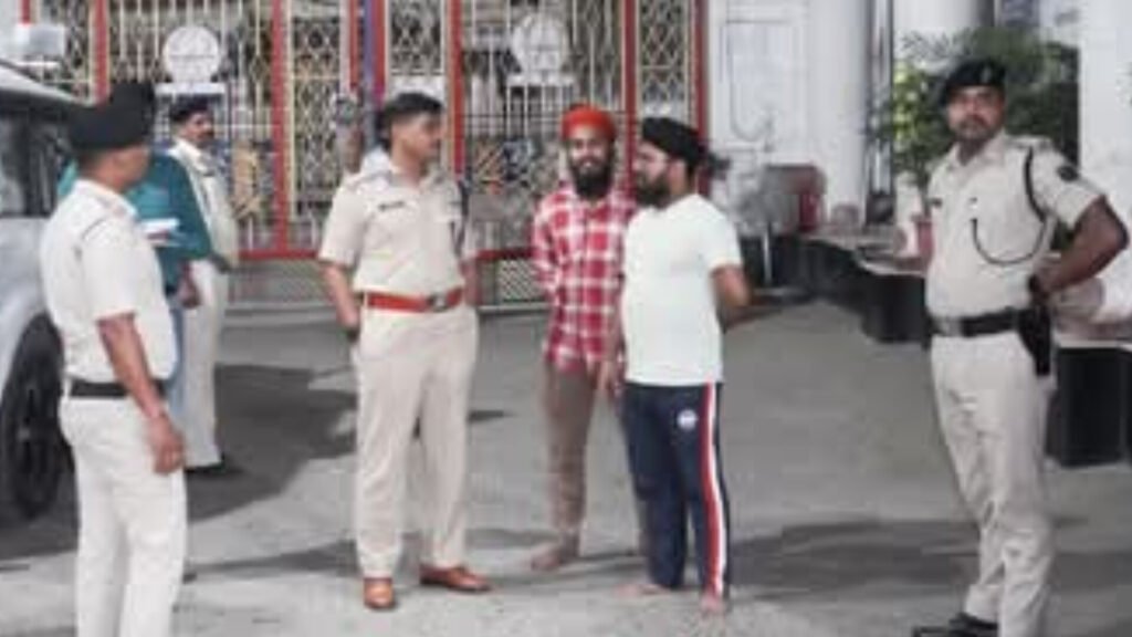 पटना के धार्मिक स्थलों पर हाई अलर्ट जारी, वरीय पुलिस अधीक्षक ने गुरुद्वारा का भी किया निरीक्षण