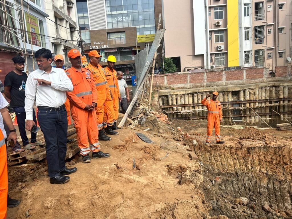 पटना में बड़ा हादसा टला: बोरिंग रोड पर बिल्डर की लापरवाही से घरों को खतरा, DM ने लिया एक्शन