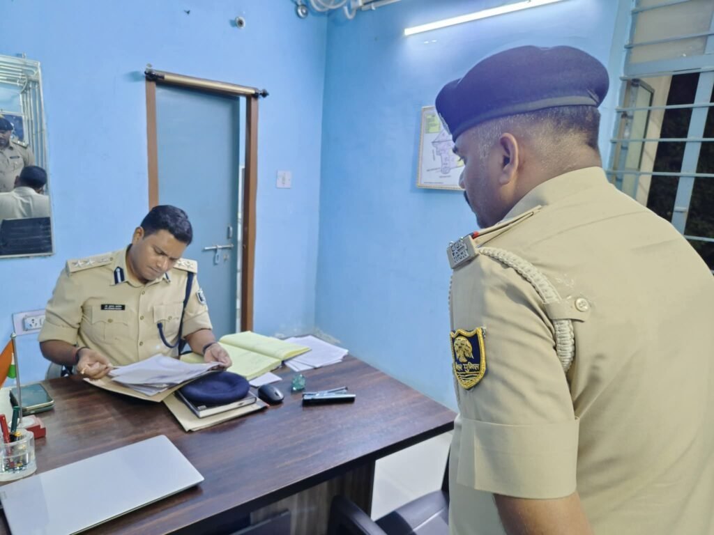 सारण SSP का औचक निरीक्षण: लापरवाही पर अवतारनगर थाने के चालक निलंबित, थानाध्यक्ष का वेतन रोका