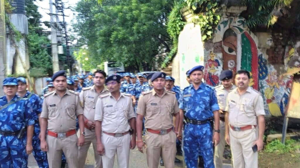 पर्वों में सुरक्षा व्यवस्था चाक-चौबंद: आलमगंज थाना से RAF और पुलिस का विस्तृत फ्लैग मार्च