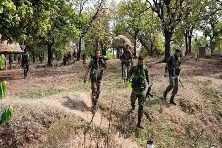 मुठभेड़ के बाद माओवादियों ने छोड़े भारी हथियार, सुरक्षा बलों की सफलता