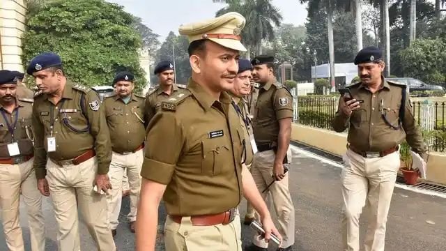 राजधानी पटना के 46 थानों में नए थानेदार की तैनाती की गई है। वहीं 12 थानेदारों को लाइन हाजिर