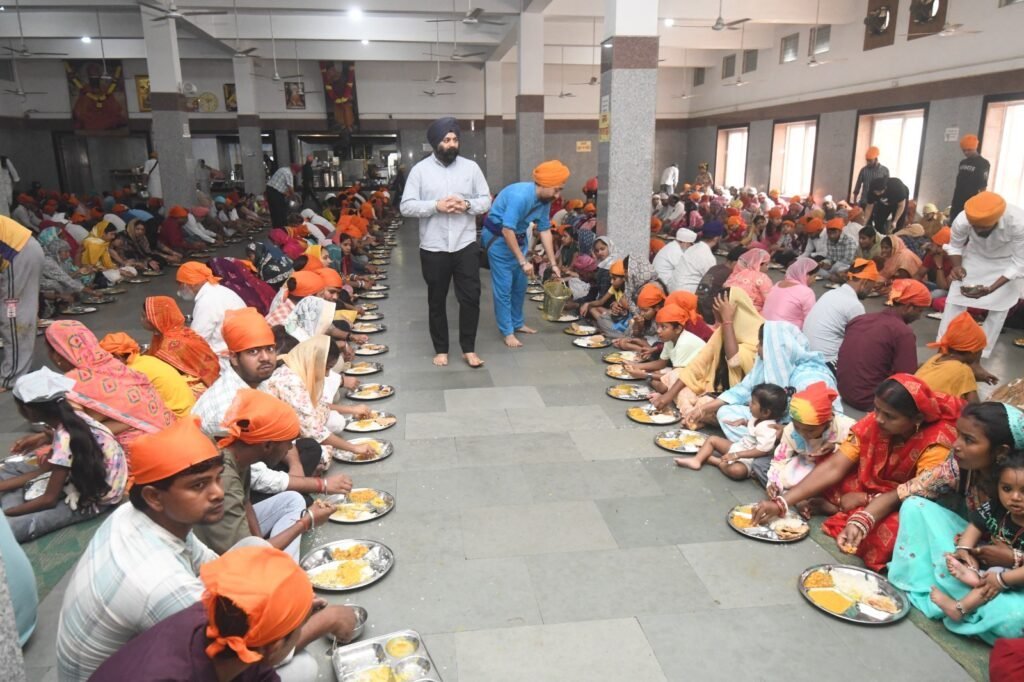 तख्त श्री पटना साहिब में उमड़ी भारी संगत, उपाध्यक्ष गुरुविन्दर सिंह ने लंगर व्यवस्था का लिया जायजा