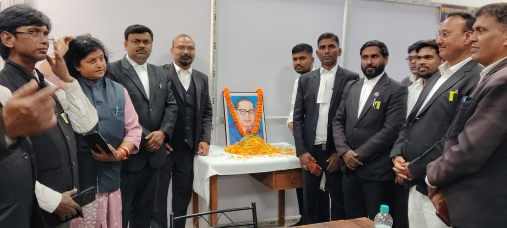 पटना जिला अधिवक्ता संघ में डॉ. अंबेडकर की जयंती की पूर्व संध्या पर हुआ परिचर्चा एवं अनावरण कार्यक्रम, संघ परिसर में प्रतिमा स्थापना का आश्वासन