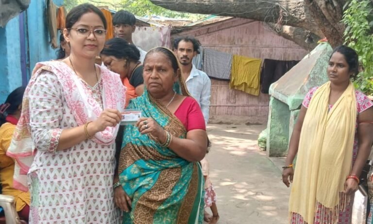 अदालतगंज स्लम में 58 लोगों को मिला आयुष्मान कार्ड, कैंसर पीड़ित इंद्रजीत को मिली नई जिंदगी
