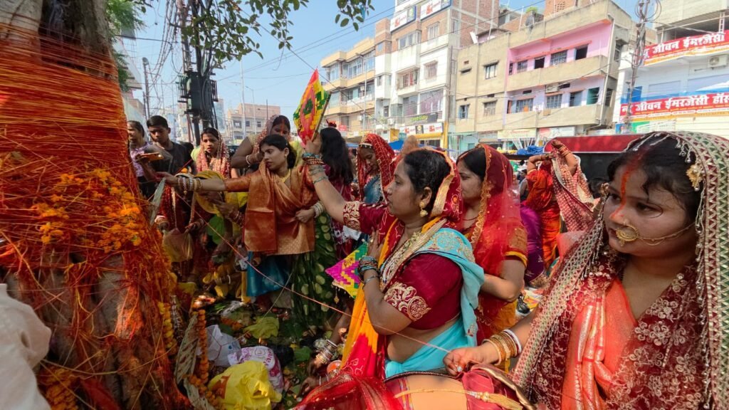 वट सावित्री पूजा आज: पटना सिटी के चौक शिकारपुर में सुहागिनों ने की अखंड सौभाग्य की कामना, उमड़ी भारी भीड़