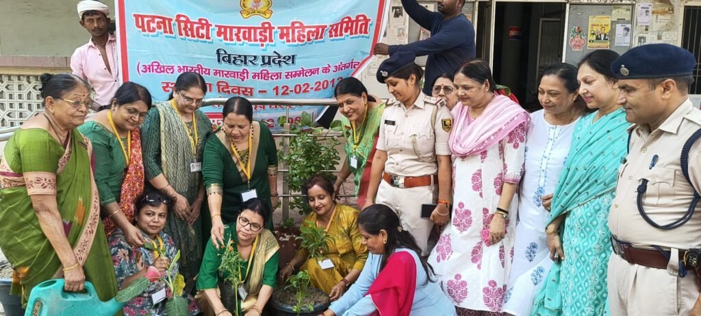 मारवाड़ी महिला समिति द्वारा चौक थाना परिसर में वाटर कूलर स्थापित, पौधारोपण और नेत्रदान जागरूकता अभियान का आयोजन